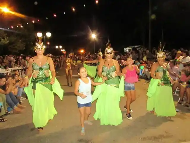 Espectacular cierre de corsos populares de Enrique Carbó