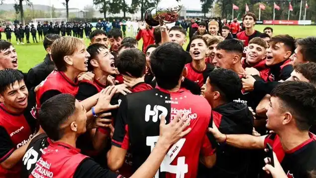 Messi Cup: Newell's igualó ante Chelsea en un partido para el infarto