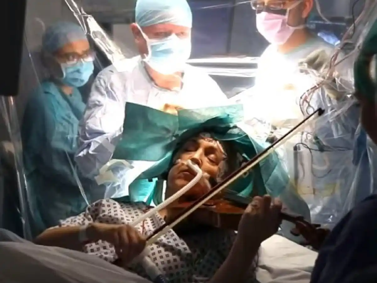 Tocó el violín mientras le extirpaban un tumor del cerebro