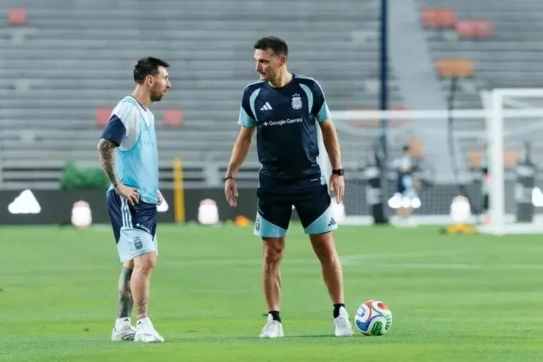 El equipo dirigido por Lionel Scaloni continúa con la preparación de cara a debut.