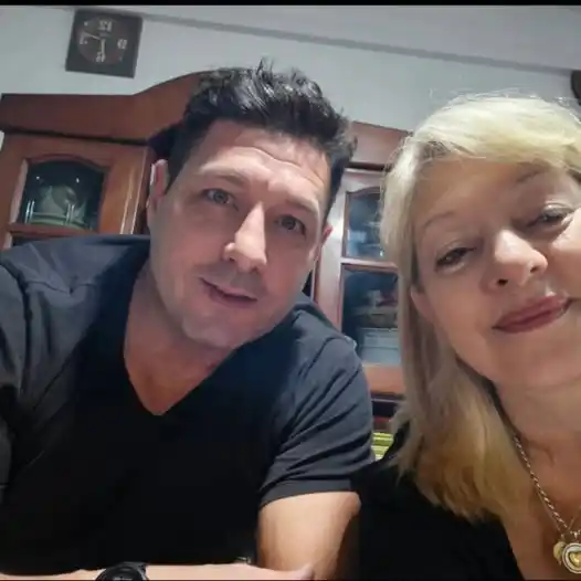 La foto junto al piloto que publicó la madre de su novia.