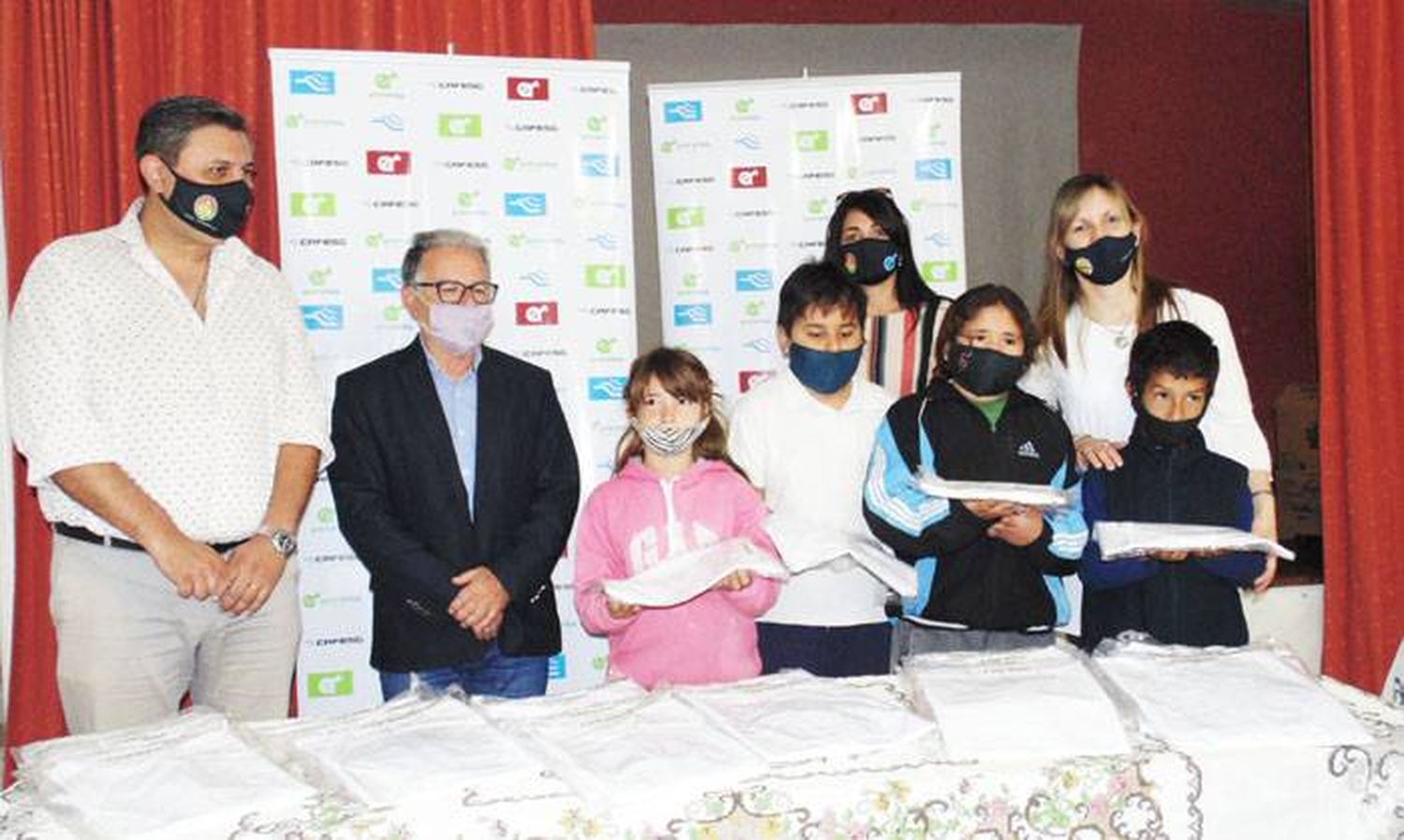 Benedetto y Vallejos entregaron  guardapolvos en la Escuela Gutiérrez