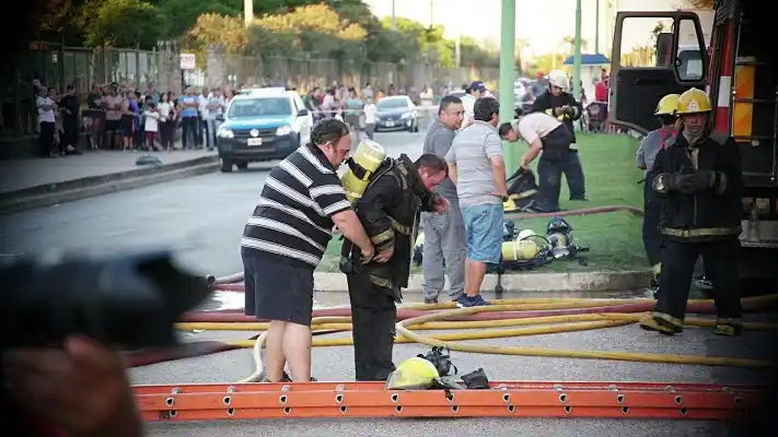 Incendio en Kamarr: tres personas intoxicadas con monóxido de carbono