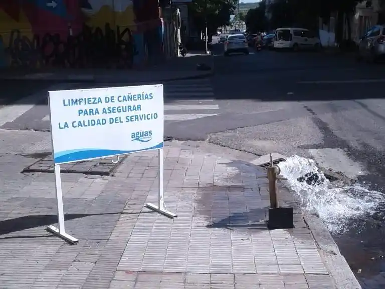 Aguas Santafesinas avanza con el operativo anual de purgado y desde este jueves interviene en una nueva zona de Rosario