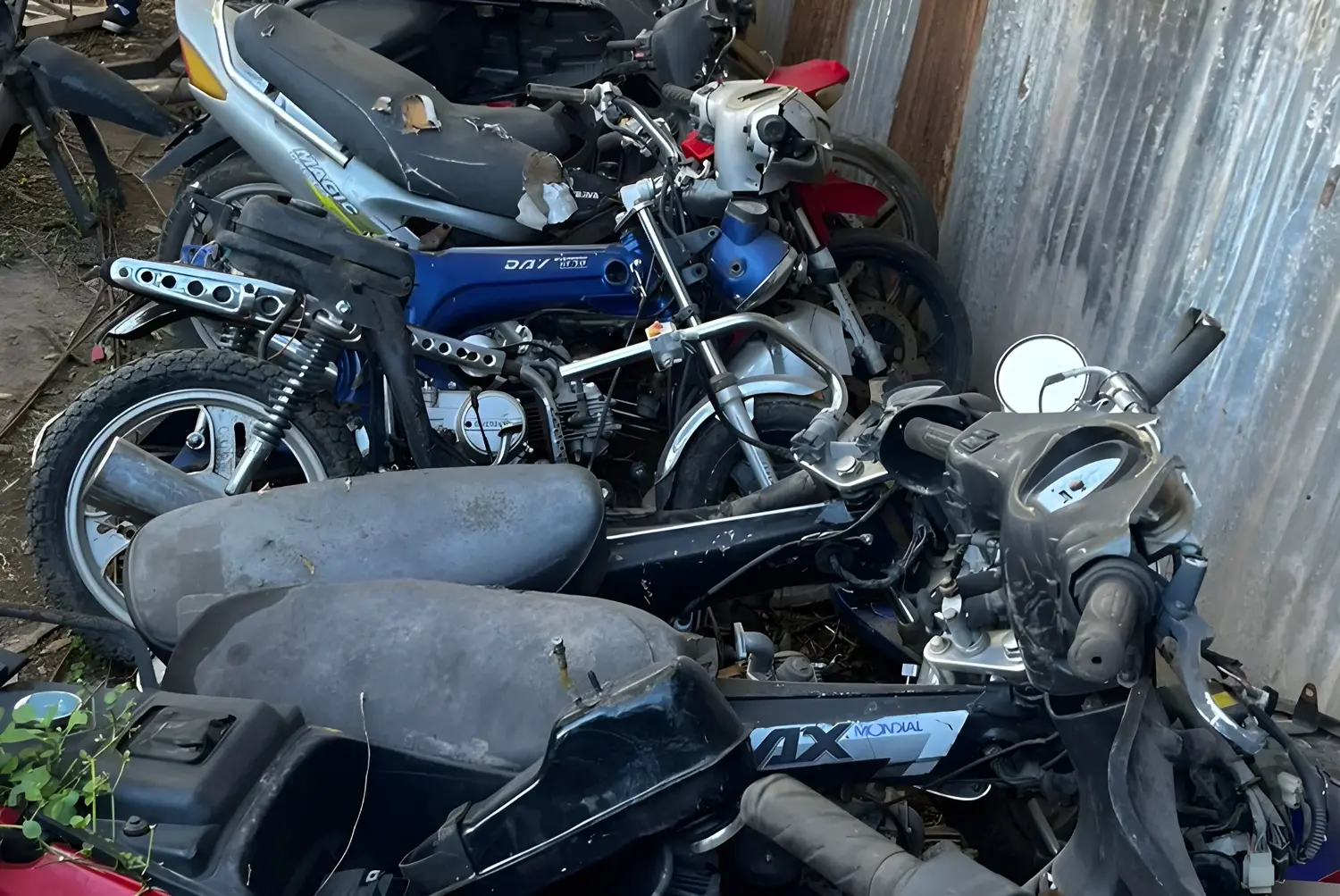 En lugar de ser compactadas, las motos del último lote publicado están a la venta en un desarmadero.