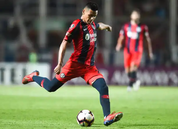 Andrés Herrera en acción con la camiseta de San Lorenzo.