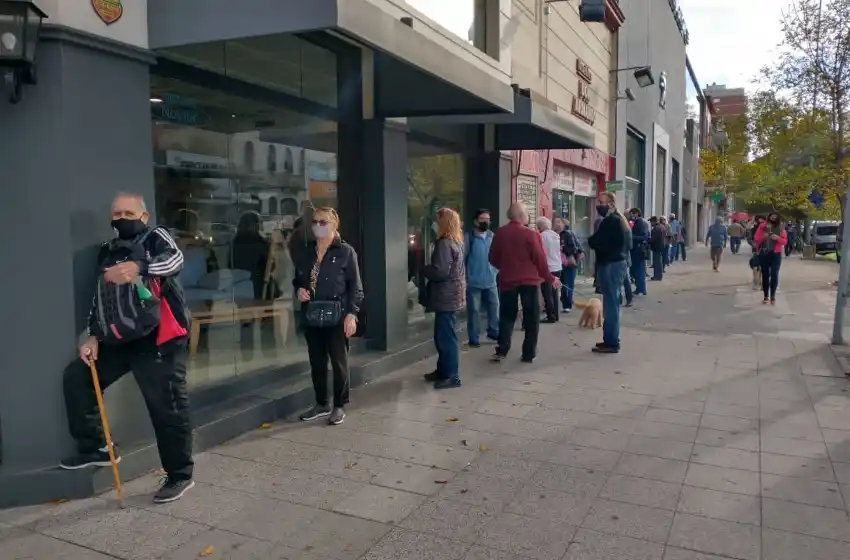 Tras el paro de municipales, cuatro cuadras de cola para recibir la vacuna antigripal