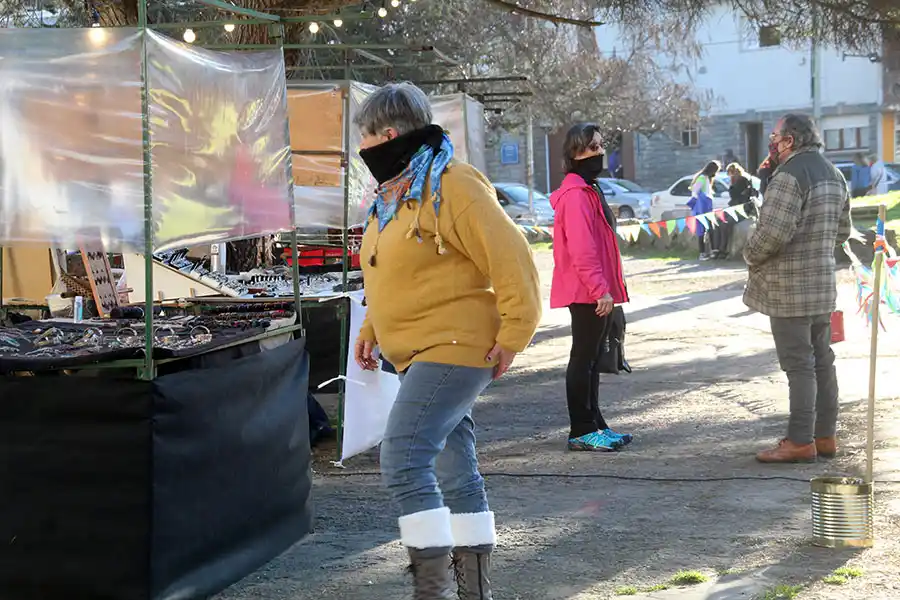 Crece la feria de artesanos en invierno y trabajan en una próxima pre fiscalización