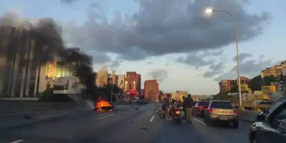 Dos PNB heridos al incendiarse su moto en la Francisco Fajardo (+Fotos)