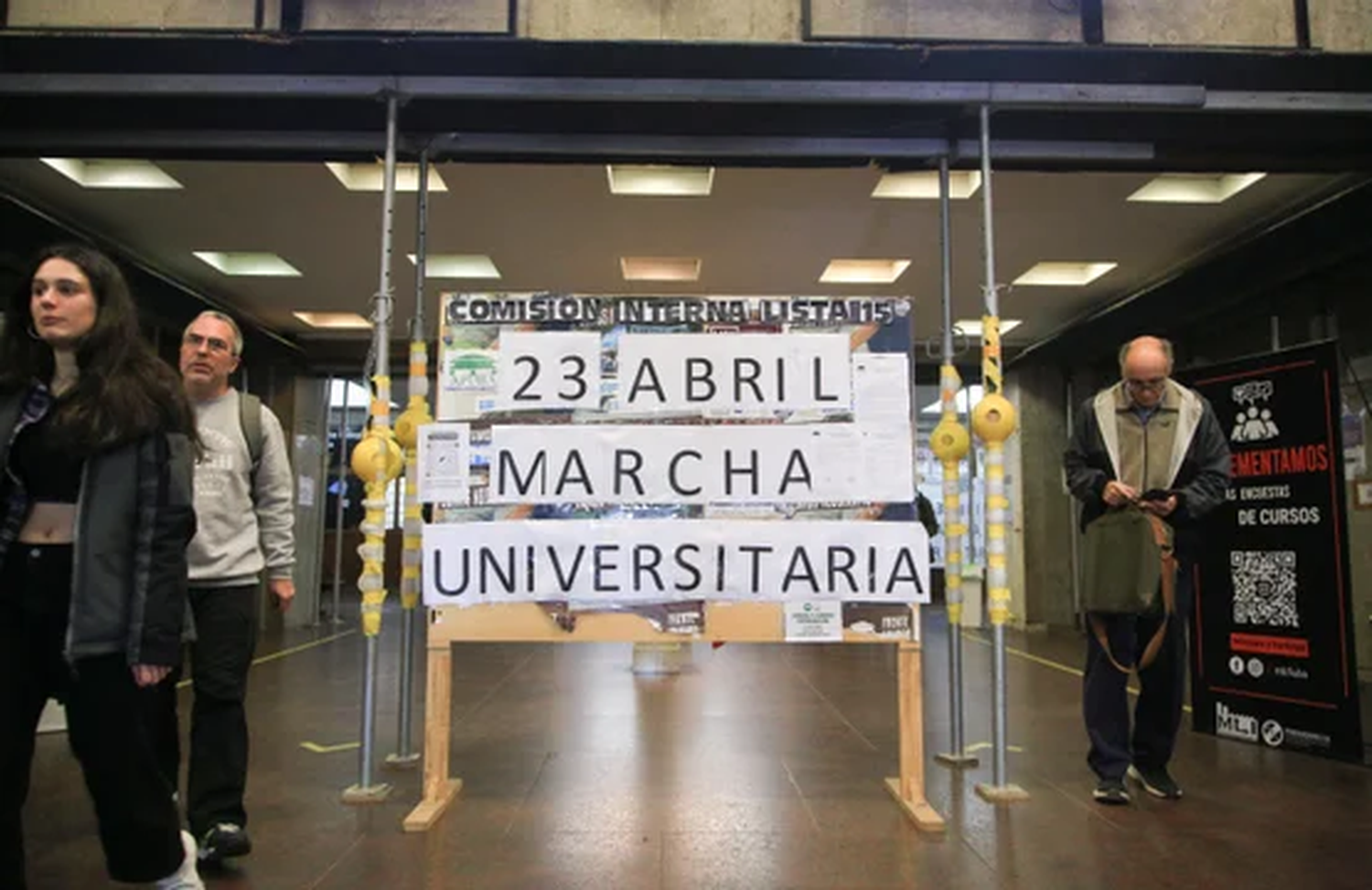 Convocatoria a la marcha universitaria en la sede la Facultad de Ingeniería de la UBA