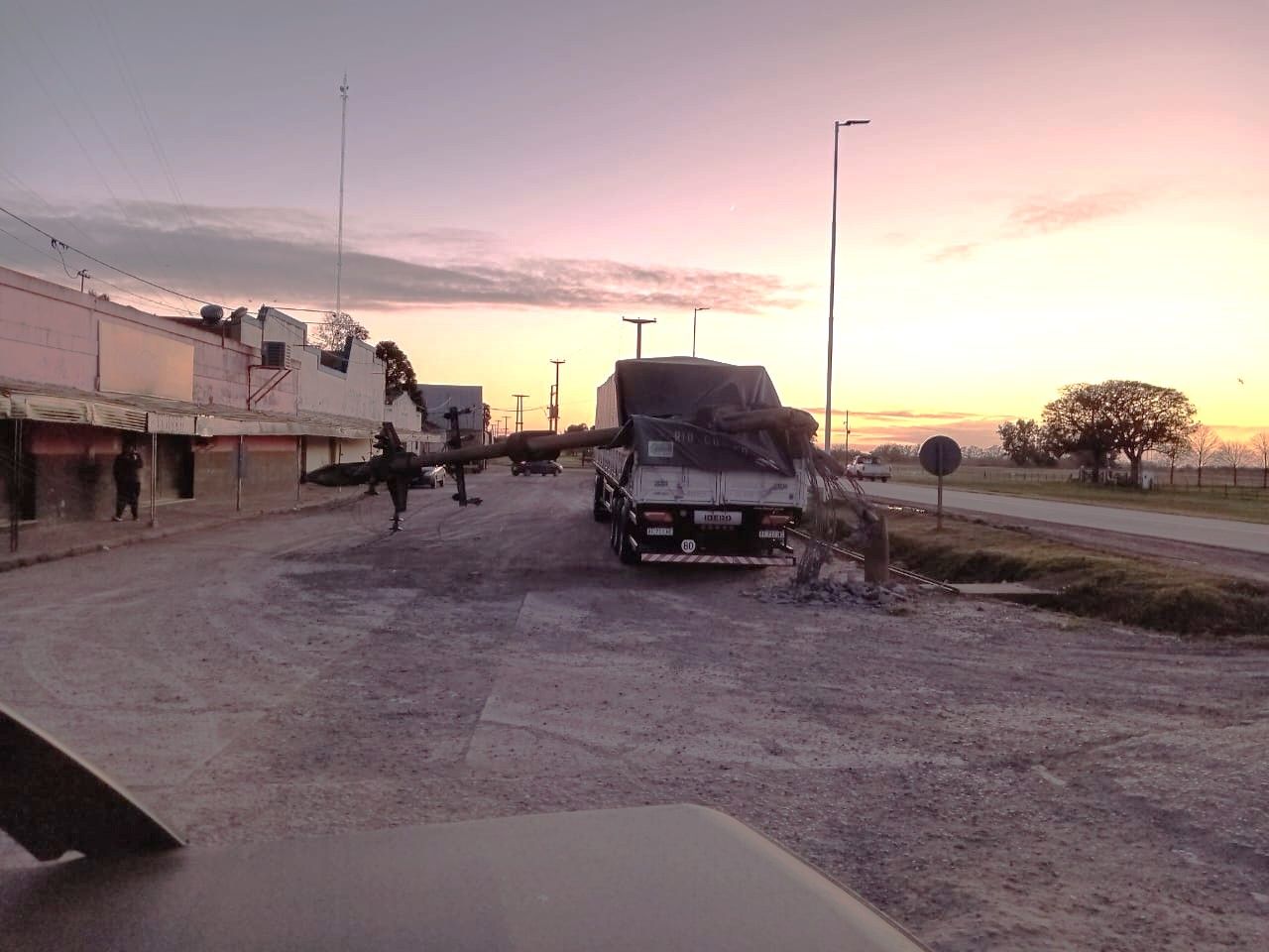 El camión voltéo la columna de electricidad ubicada frente al club del Progreso Agrícola.