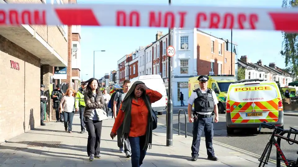 "Incidente terrorista" en el metro de Londres: una explosión dejó 22 heridos