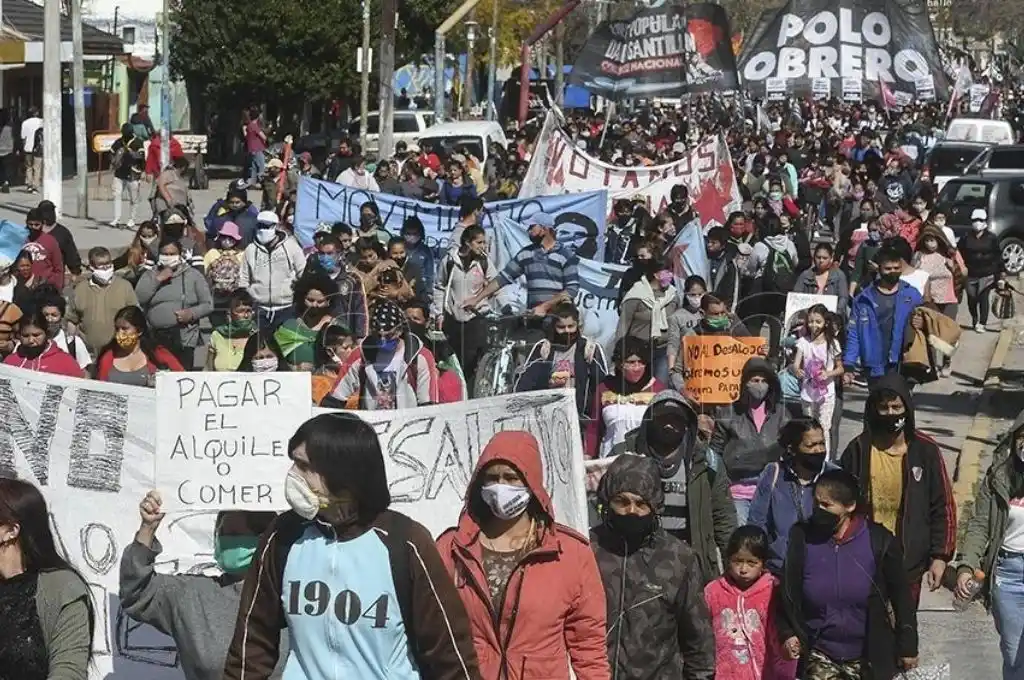 Organizaciones sociales marchan a Plaza de Mayo por los desalojo en Guernica