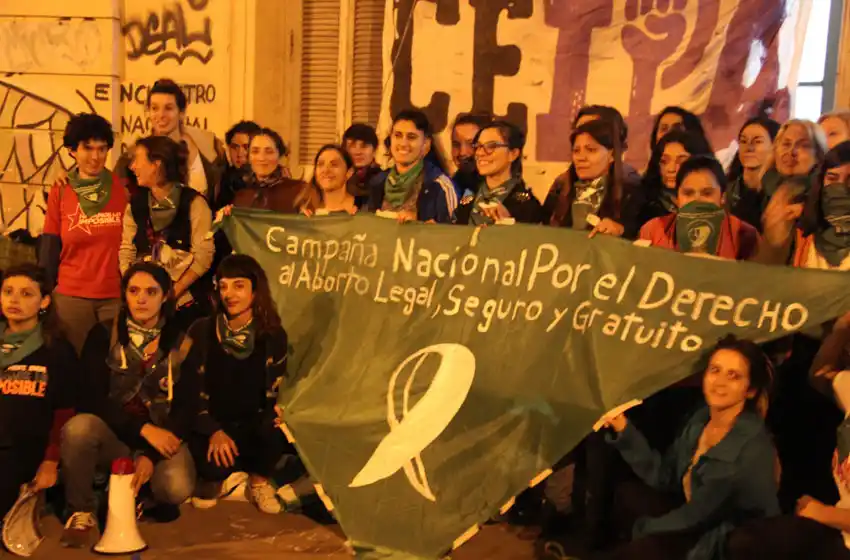 Realizaron un pañuelazo a favor del aborto en el Polivalente de Arte