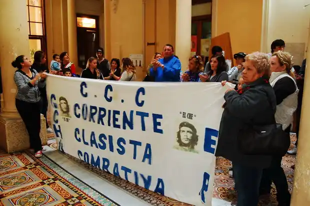 La Corriente Clasista y Combativa reclamó en el hall del Municipio