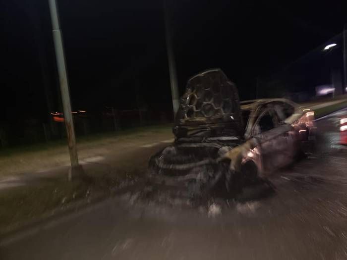 Incendio de un auto en la Avenida Monseñor Rösch