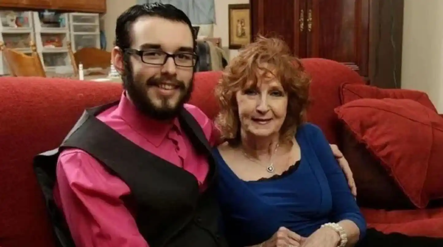 Ella tiene 77, él 23, y se enamoraron en el funeral del hijo de la mujer: "Hay sexo excelente"