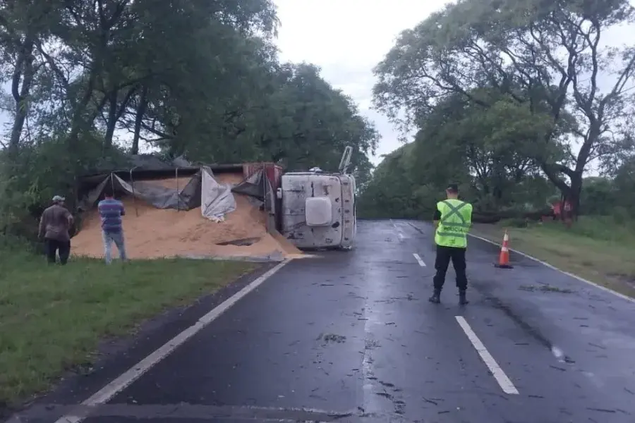 Un camión volcó y derramó la carga en la Ruta 1: tránsito reducido en el sector