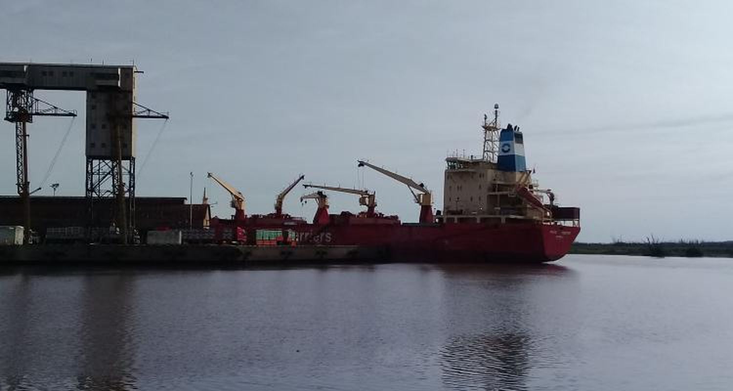 El barco varado en el puerto puso la mira en la necesidad de un nuevo dragado