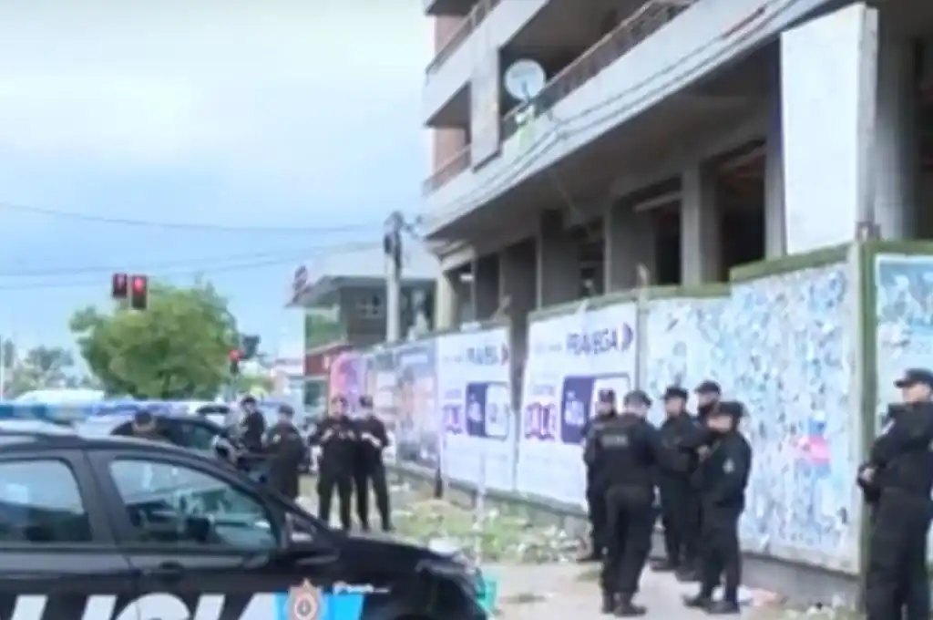 La policía y el Sies se encuentran trabajando en la zona.