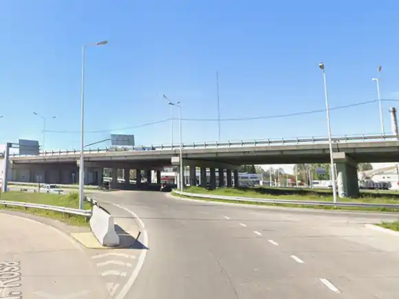 Dos hombres fueron atropellados por un camión que se quedó sin frenos en una bajada de Circunvalación