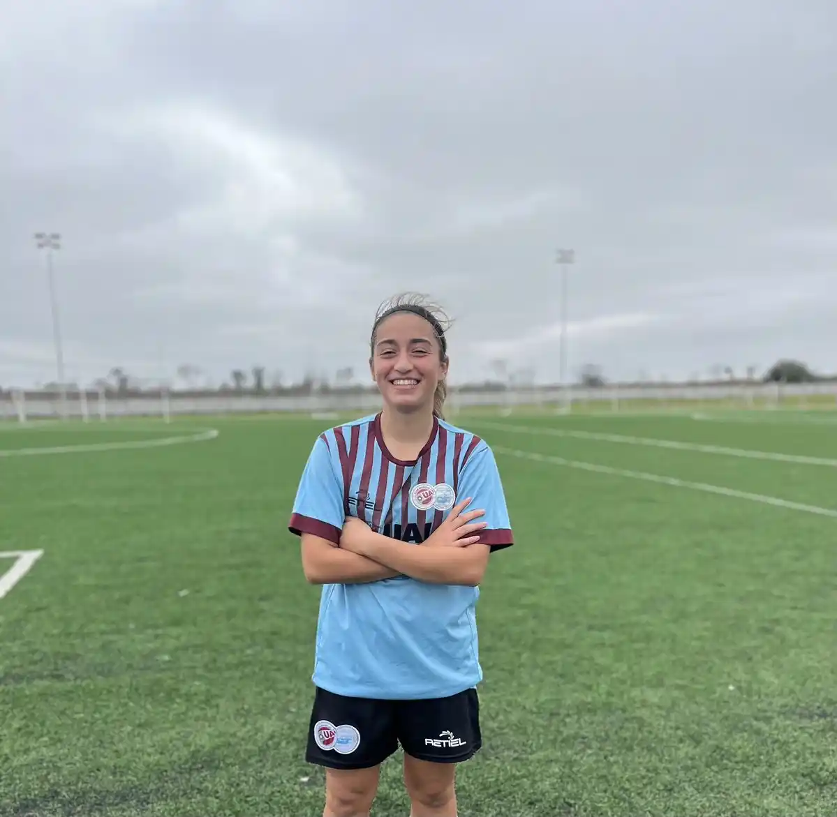 Micaela Espinoza con la camiseta de UAI Urquiza