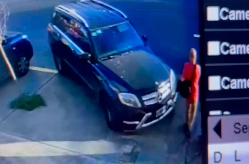 Le robaron elementos de valor y dólares del baúl del auto: está todo grabado