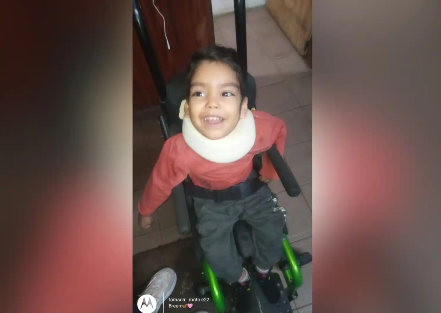 Brenda agradece a Vanesa por donarle una silla postural a su hijo