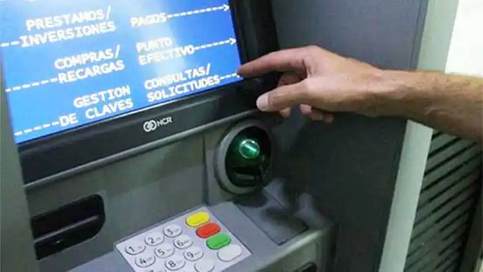 Los bancos no cobrarán cargos ni comisiones por usar cajeros automáticos