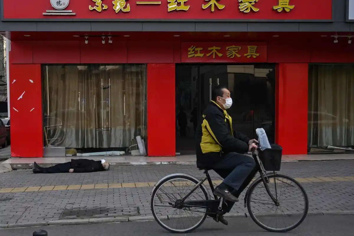 Morir en Wuham: Las fotos que exponen el drama en el epicentro del brote de coronavirus