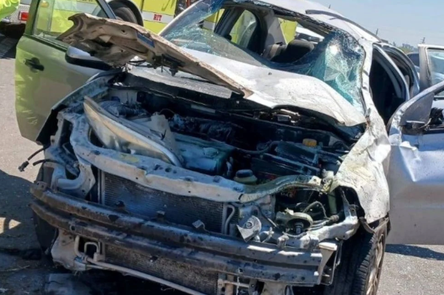 El Chevrolet terminó literalmente destruido en toda su parte frontal.