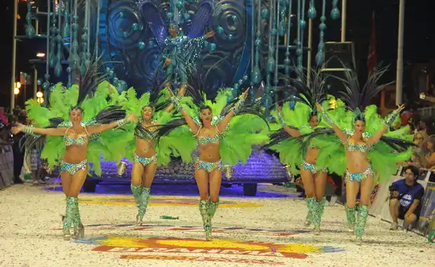 Unas 28 mil personas protagonizaron la primera noche del Carnaval del País