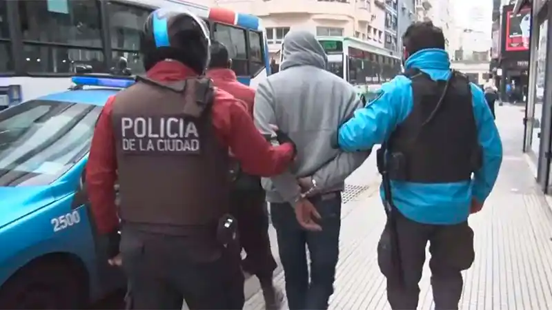 Ladrón golpeó a un hombre, le robó $3 millones y hubo una dramática persecución