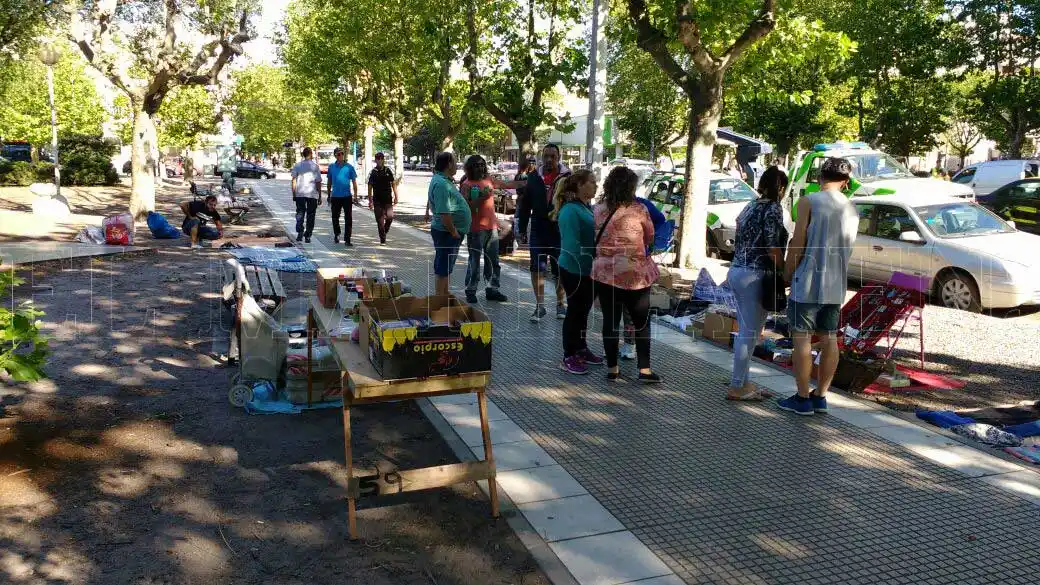 Prorrogaron por un mes más la actividad de feriantes en Plaza Rocha