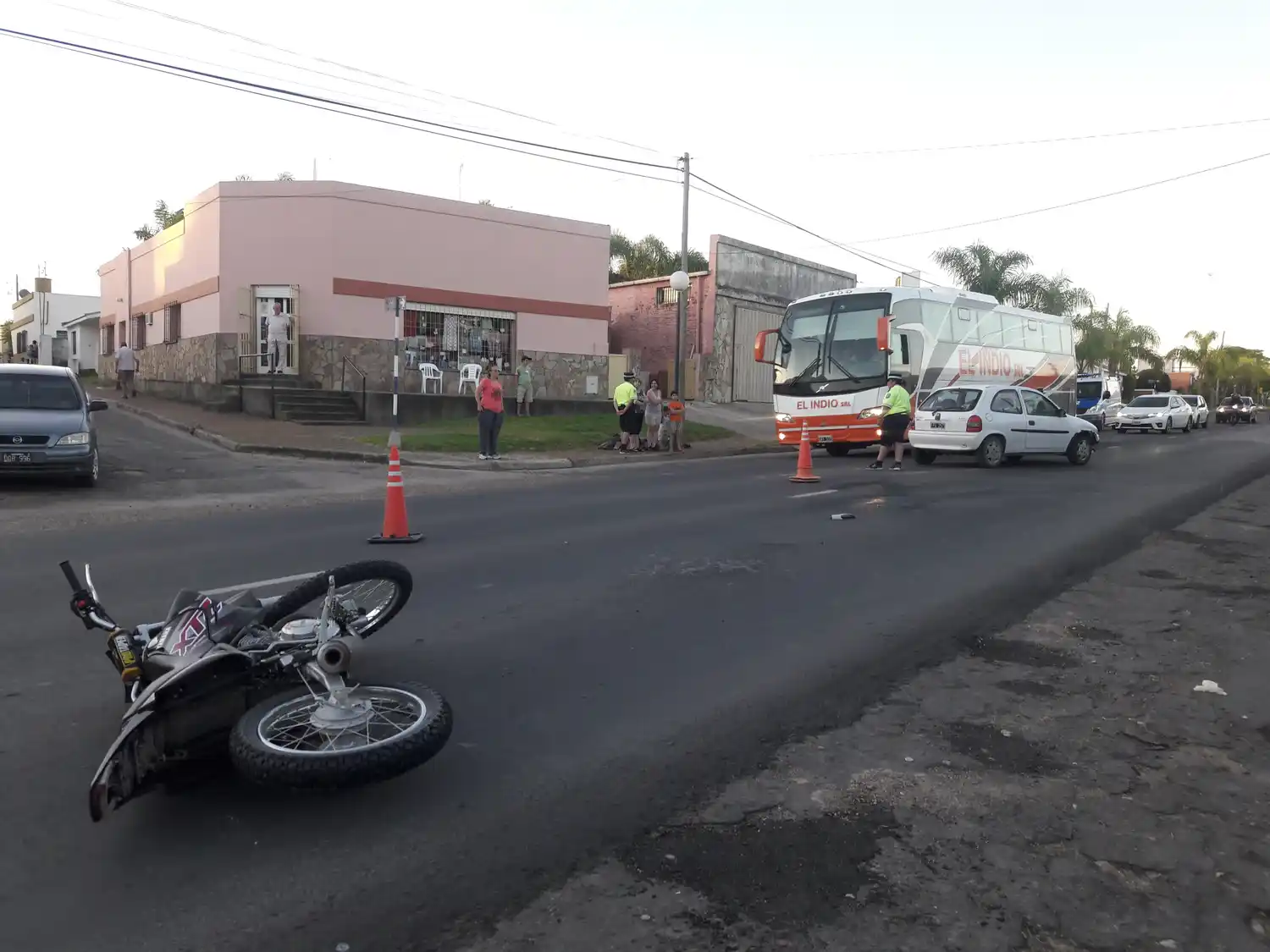 Motociclista lesionado al chocar con un automóvil
