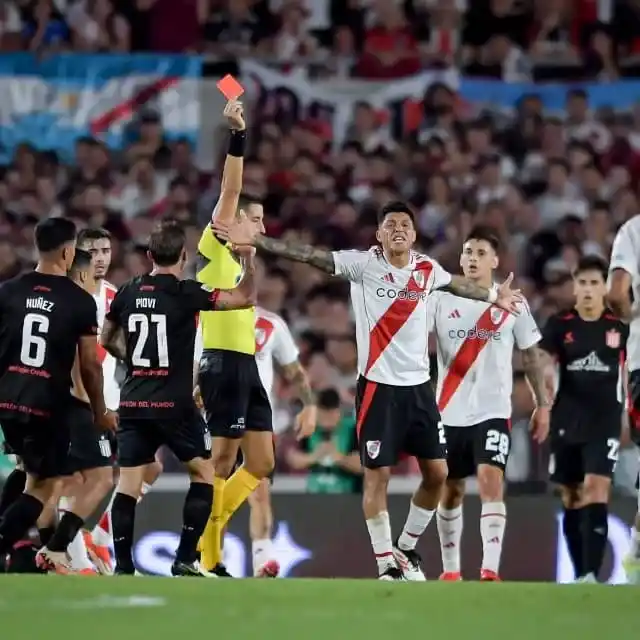 VIDEO | La furia de Enzo Pérez: lo expulsaron y destruyó un micrófono de una patada
