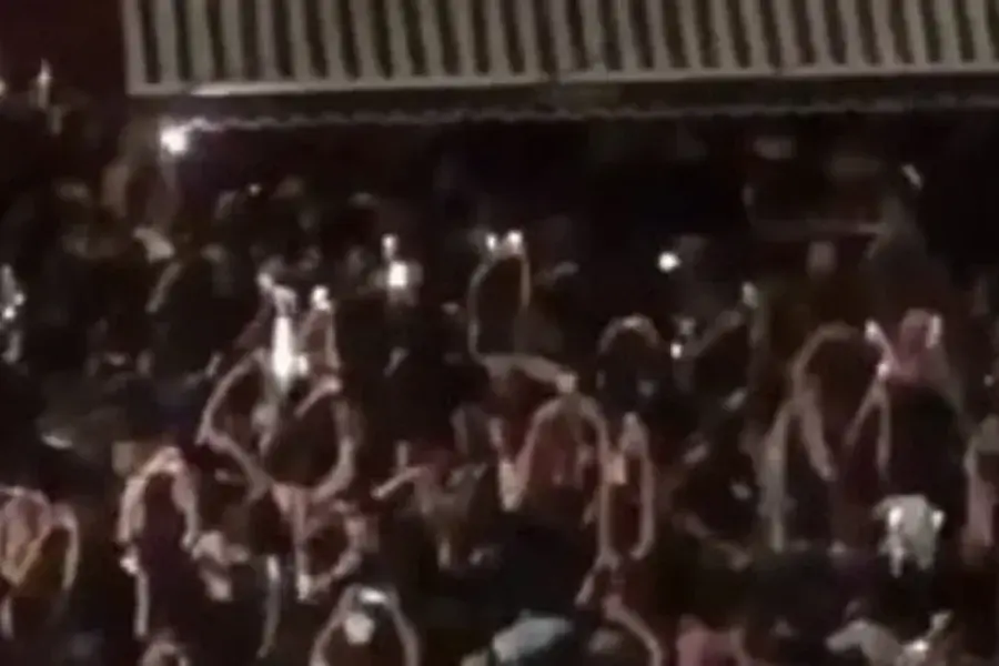 "Hay que sacarlos por el balcón": Messi salió a comer en familia y fue rodeado por una multitud