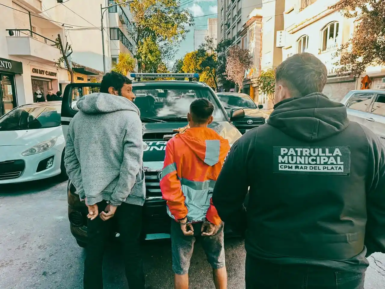 Desde el municipio recordaron que la línea de WhatsApp para denuncias funciona las 24 horas y permite a los vecinos enviar ubicación, fotos y videos en tiempo real.