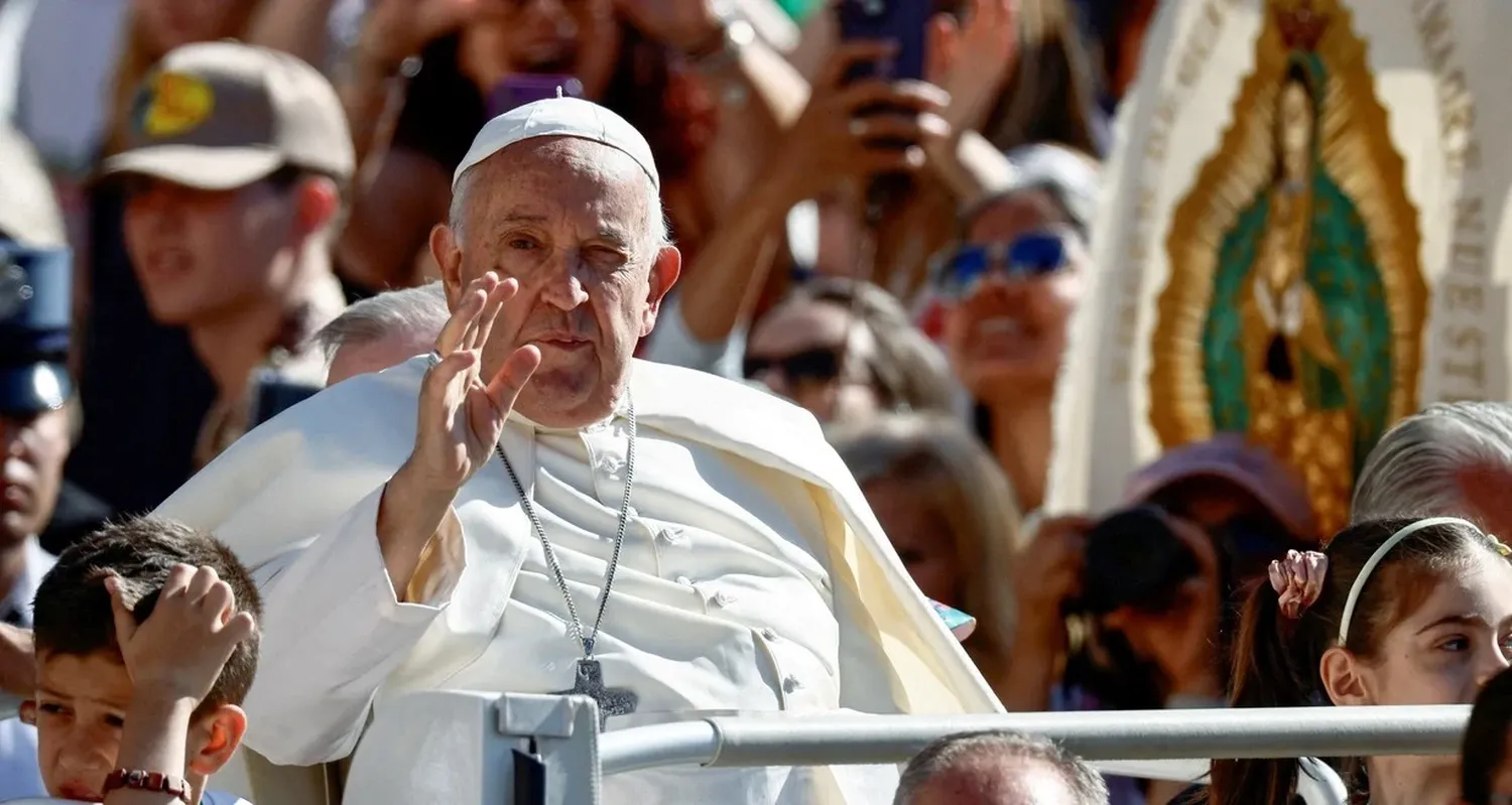 El Papa Franciso arribando a la audiencia semanal en la Santa Sede. Crédito: Reuters.