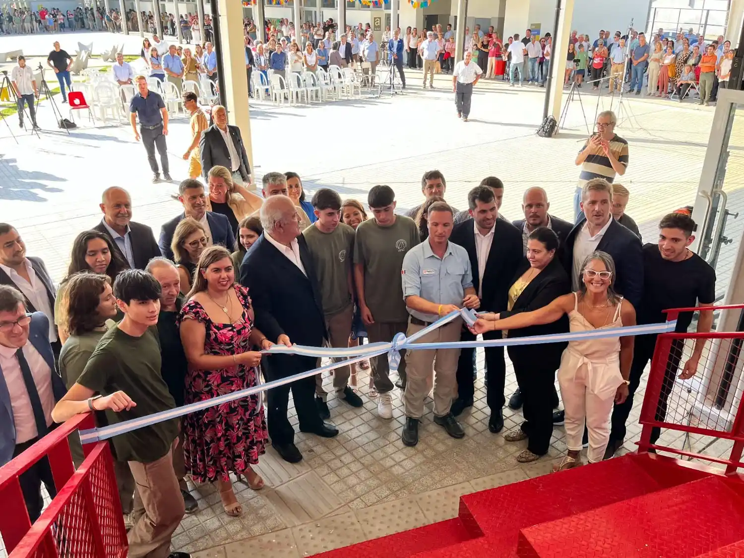 Corte de cinta en la inauguración formal de la escuela agrotécnica de Rufino.