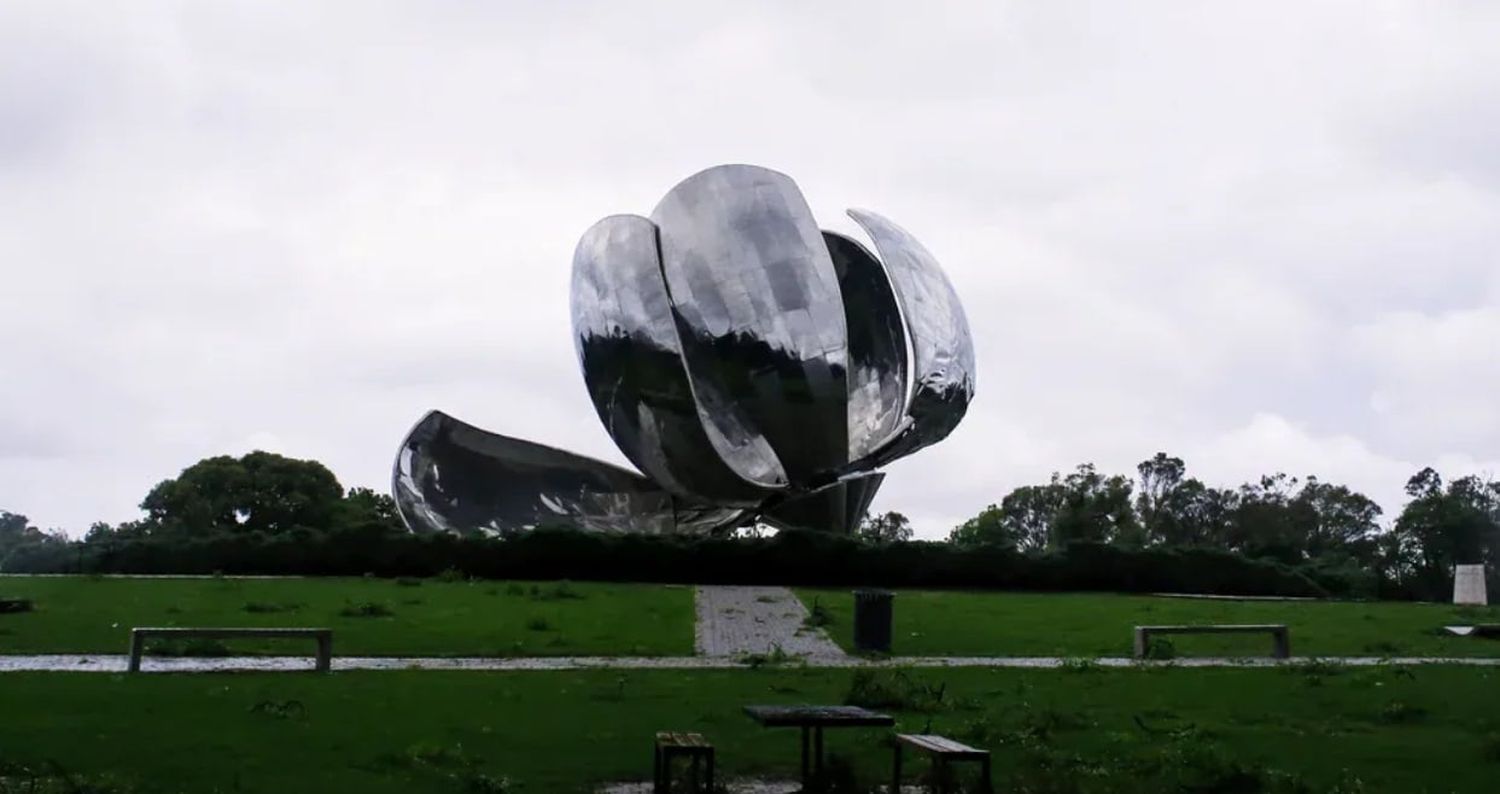 El temporal dañó la emblemática flor de Recoleta, la escultura móvil donada a la ciudad en 2002