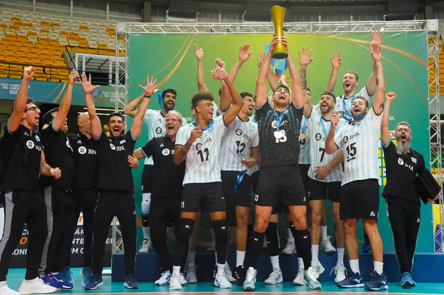 La alegría del plantel argentino en la entrega del trofeo.