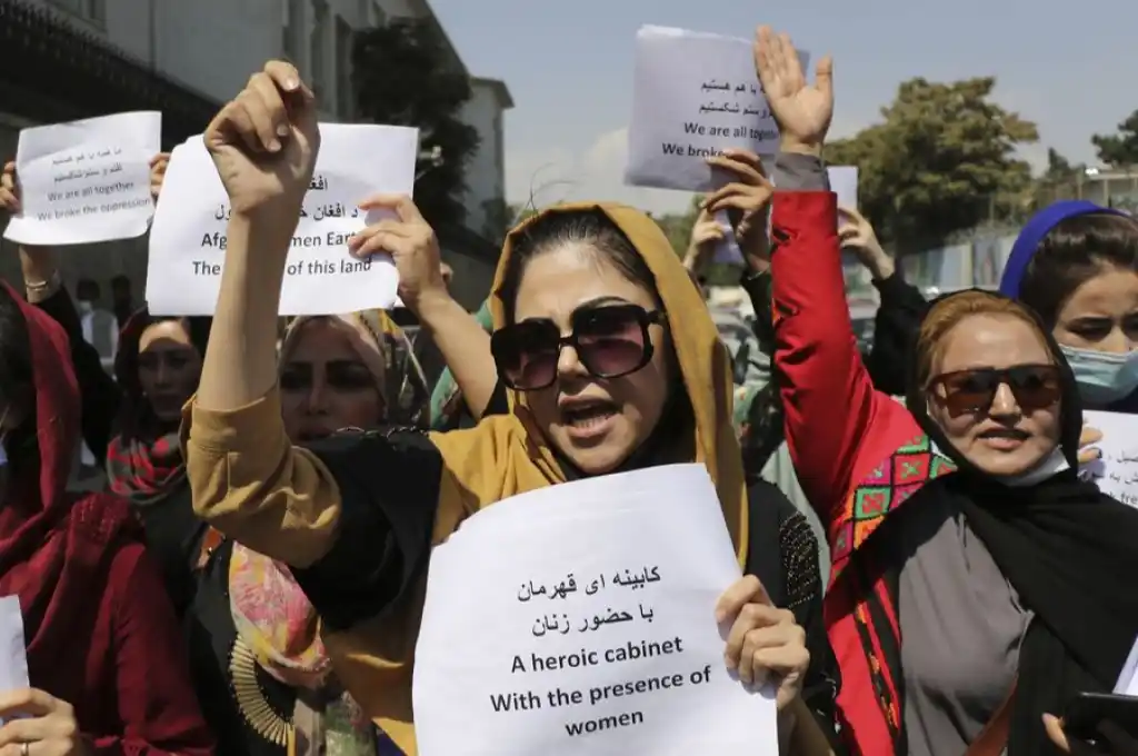 Los talibanes prohíben que las mujeres viajen sin la compañía de un hombre