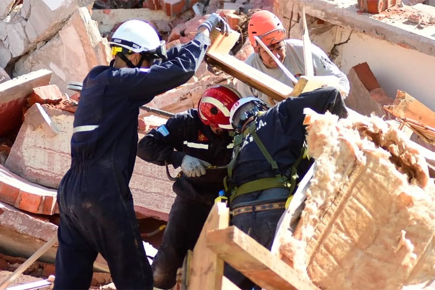 El duro testimonio de un bombero entrerriano que trabaja en el derrumbe del hotel de Villa Gesel