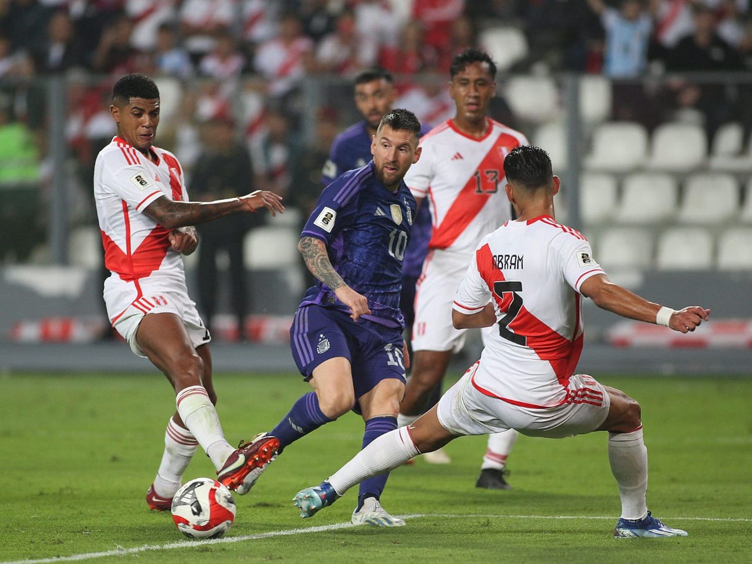 Argentina venció a Perú y es líder invicto de las Eliminatorias Sudamericanas.