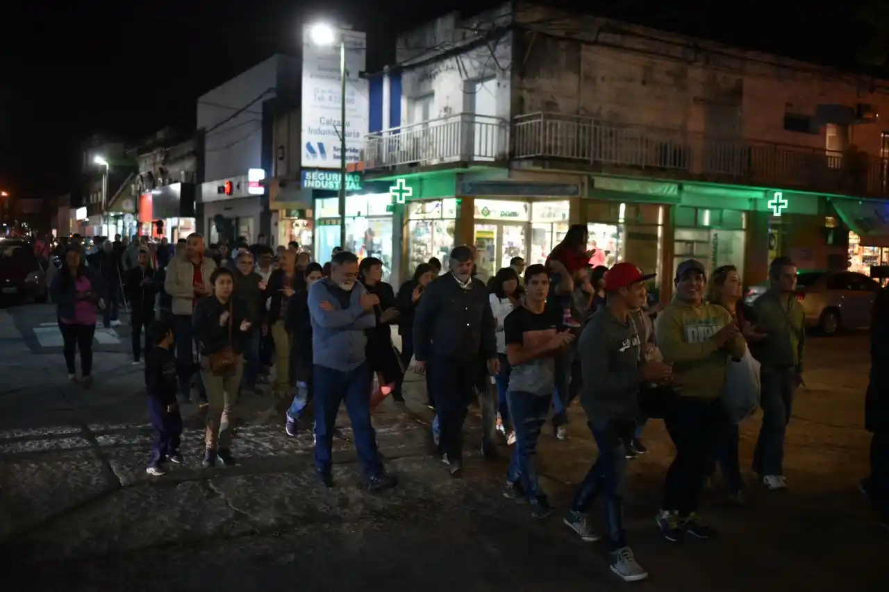 Vecinos volvieron a marchar y a protestar contra el tarifazo