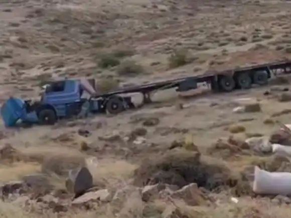 Brutal accidente en Neuquén: un camión sin frenos desbarrancó 40 metros y el chofer se salvó de milagro