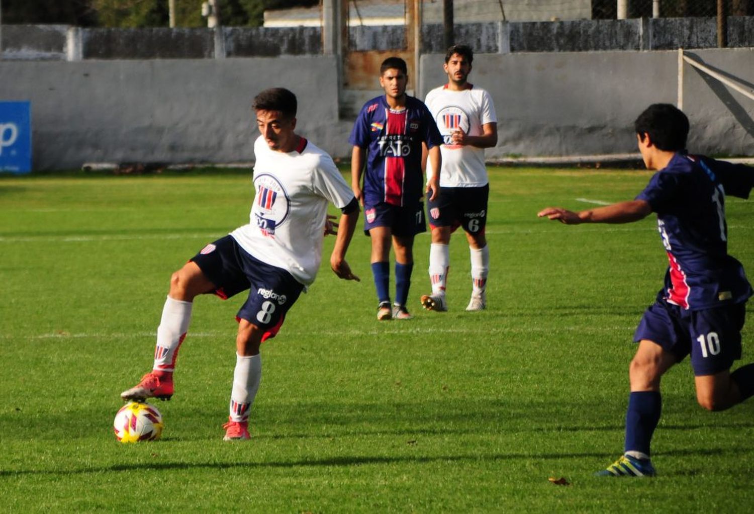 Ferro supo aprovechar el empate de Independiente