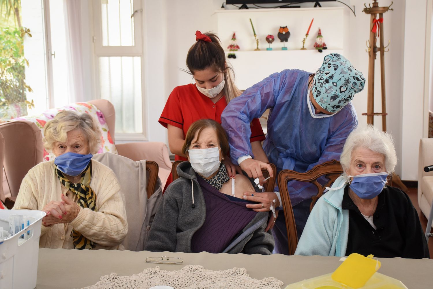 Con las tres dosis y protocolos, los residentes geriátricos se alistan para pasar las Fiestas en familia