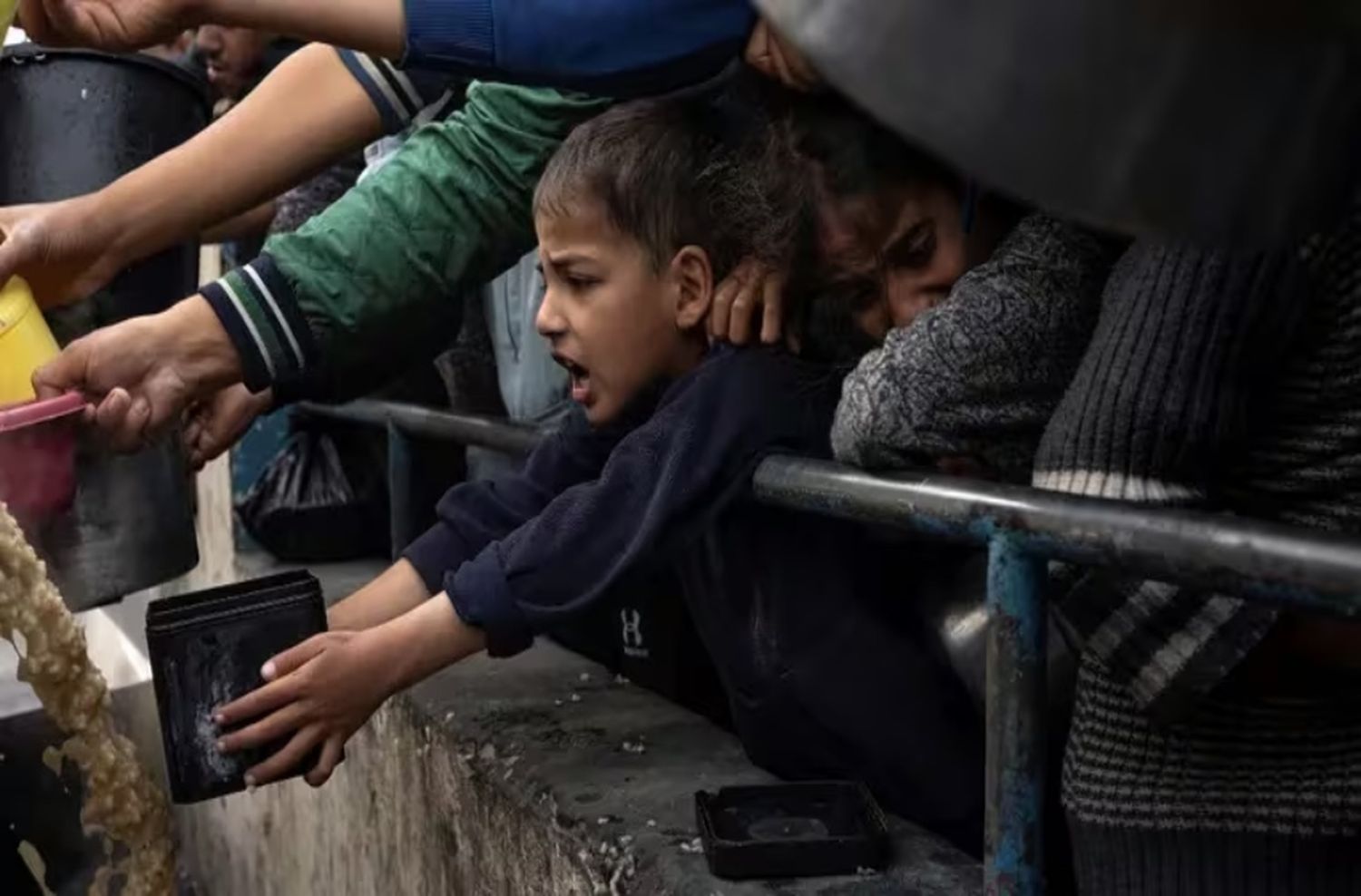 El médico marplatense espera en Turquía mientras los habilitan para llegar a Gaza con medicamentos.